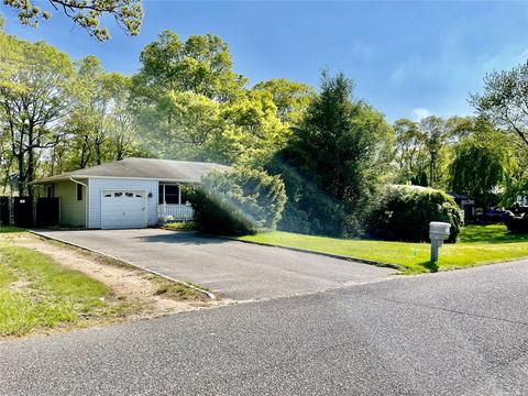 14 Stratler Dr, Shirley, NY 11967
