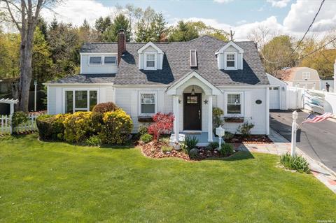 32 W Bay Dr, West Islip, NY 11795