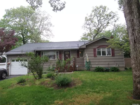 10 Dearborn Ave, Patchogue, NY 11772