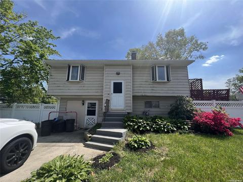 8 Wayside Ln, Selden, NY 11784