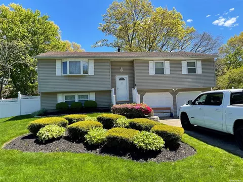 29 Cedar Ridge Dr, Ridge, NY 11961
