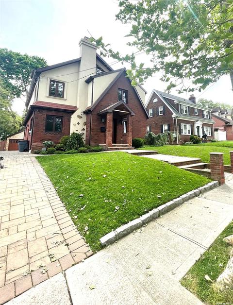 50-21 244th St, Douglaston, NY 11362
