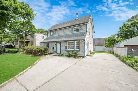 30 Mcgowan Ln, Central Islip, NY 11722