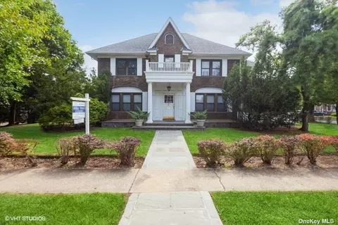1 Iris St, Cedarhurst, NY 11516