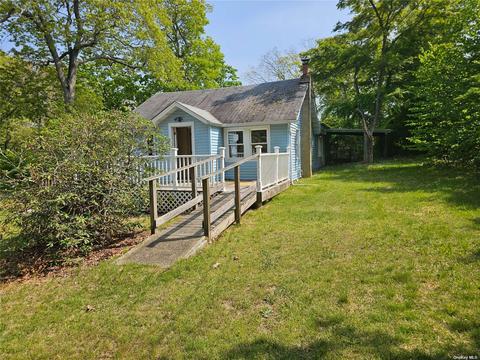 4 Woodlawn Ave, Selden, NY 11784