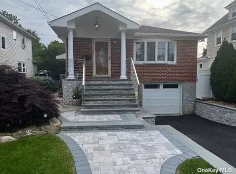 141 Jefferson Ave, Roslyn Heights, NY 11577