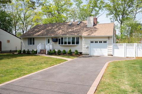 21 Abrew St, Bay Shore, NY 11706
