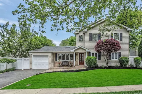 7 Wentworth Dr, Dix Hills, NY 11746