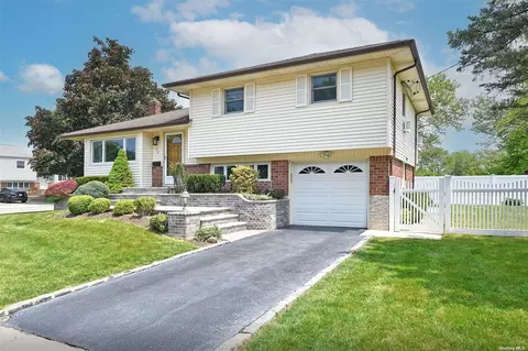 30 Meryll Pl, Plainview, NY 11803