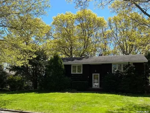 7 Woodbine Ln, East Moriches, NY 11940