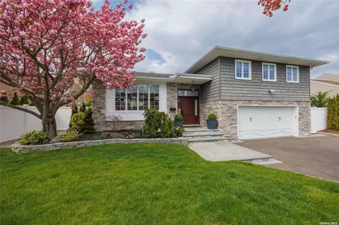 99 Lagoon Blvd, Massapequa, NY 11758