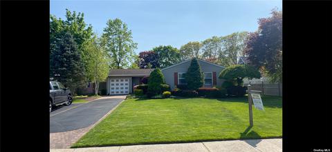 72 Chatham Dr, Oakdale, NY 11769