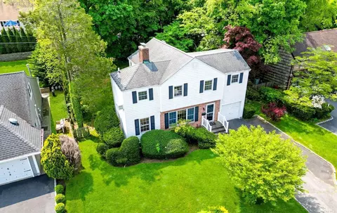 10 Overhill Ln, Roslyn, NY 11576