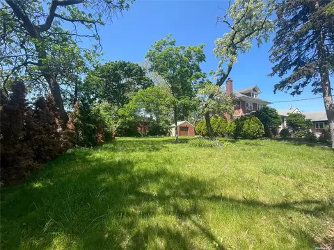 87-02 256th St, Floral Park, NY 11001