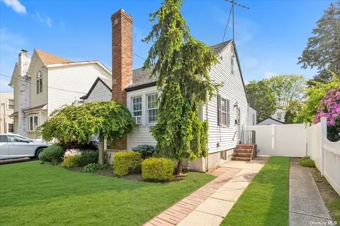906 N 6th St, New Hyde Park, NY 11040