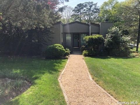 11 Gerald Ln, Hampton Bays, NY 11946