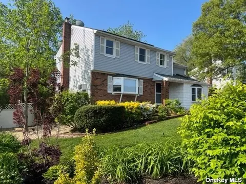 28 Carston St, Selden, NY 11784