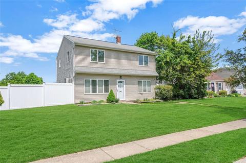 25 Knoll Ln, Levittown, NY 11756