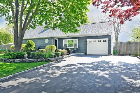 21 Crooked Pine Dr, Medford, NY 11763