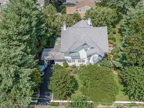 553 Oxford St, Westbury, NY 11590