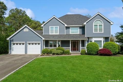 14 Pineland Ct, Dix Hills, NY 11746
