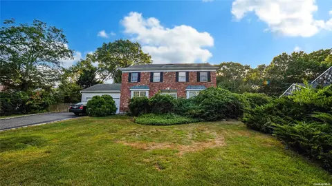 38 Oakdale Ave, Farmingville, NY 11738