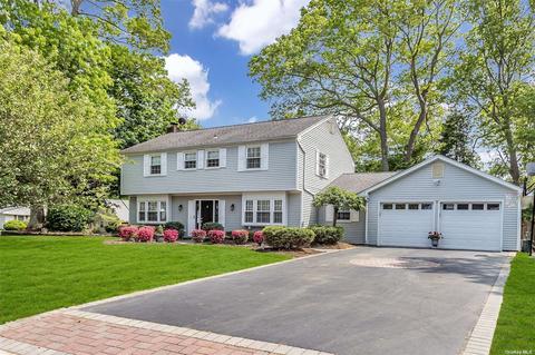 32 Whitfield Ln, Coram, NY 11727