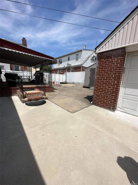 83-07 257th St, Glen Oaks, NY 11004