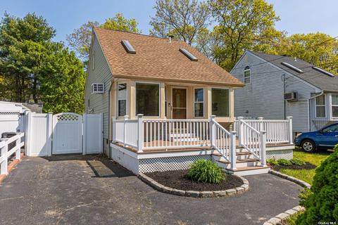 33 Market St, Mastic Beach, NY 11951
