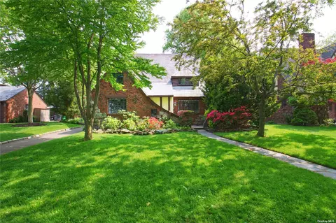 106 Meadow St, Garden City, NY 11530