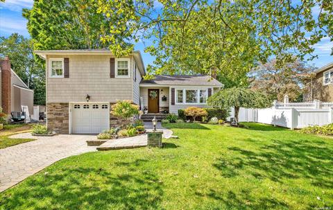 1218 Adrienne Ln, Seaford, NY 11783