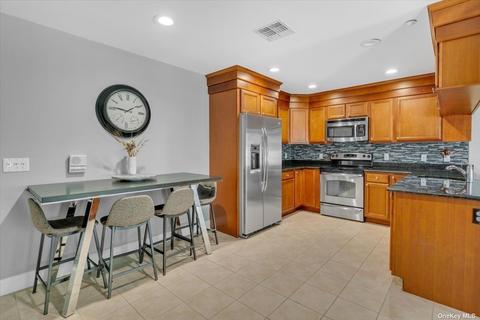 208 Okeefe Ct #208, Oakdale, NY 11769