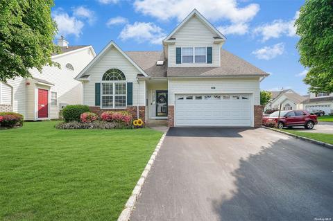 68 Constantine Way #68, Mount Sinai, NY 11766