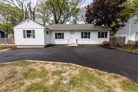 93 Pinewood Dr, Shirley, NY 11967