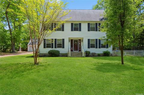 34 Chapel Ave, Brookhaven, NY 11719