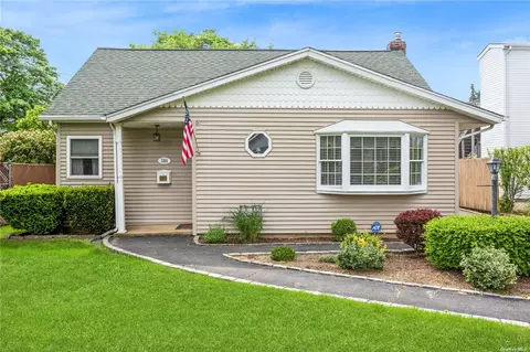 181 S 6th St, Lindenhurst, NY 11757