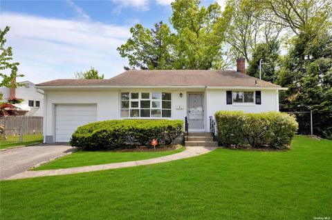 6 Foley Pl, Huntington Station, NY 11746