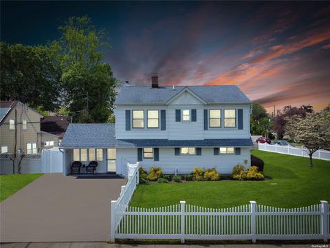 2 Albatross Rd, Levittown, NY 11756