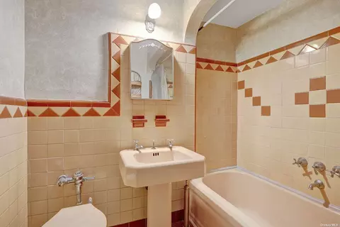54-63 80 St, Elmhurst, NY 11373