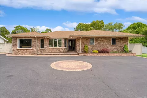 222 Birchwood Park Dr, Jericho, NY 11753