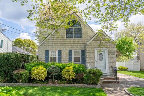 16 Grattan St, New Hyde Park, NY 11040