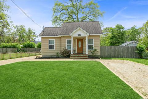 50 Hemlock Dr, Mastic Beach, NY 11951