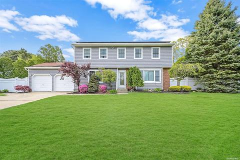 97 Camille Ln, Patchogue, NY 11772
