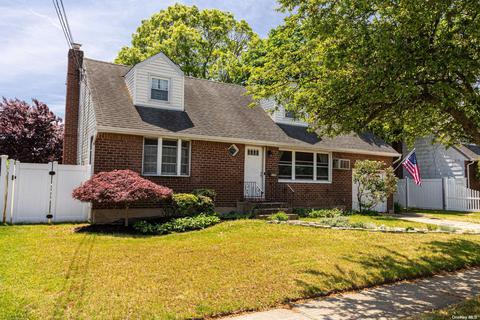 256 N Cedar St, Massapequa, NY 11758