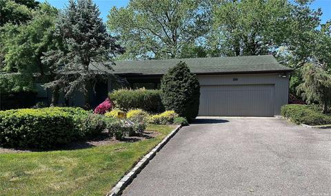 150 Walnut Dr, East Hills, NY 11576