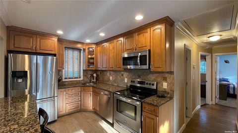 48 Seneca St, Massapequa, NY 11758