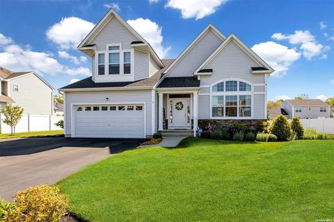 5 Mulberry Ln, Ridge, NY 11961