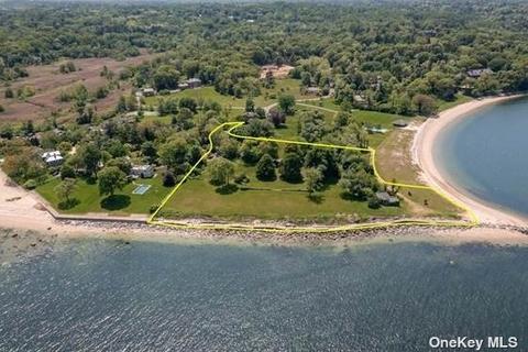 91 Peacock Ln, Lattingtown, NY 11560