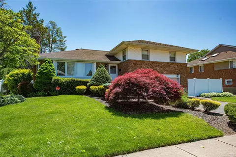 2040 Stratford Dr, Westbury, NY 11590