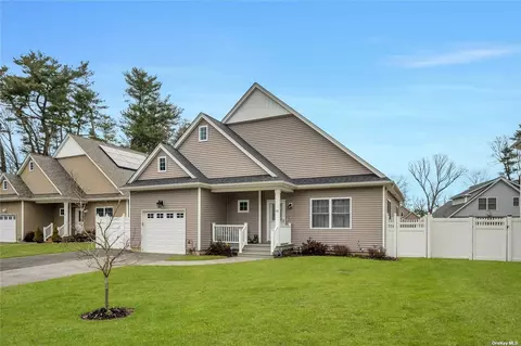24 Barkers Ln, Huntington Station, NY 11746